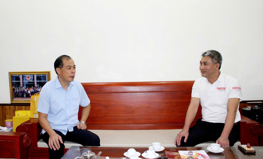 Ông Hoàng Quốc Tuấn, Giám đốc Sở GD&ĐT Lạng Sơn trao đổi với nhà báo Ngô Sỹ Nha, Phó trưởng Văn phòng đại diện Việt Bắc, Báo Giáo dục và Thời đại. pv-gd-ls-1.jpg