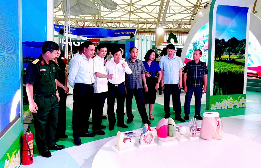 Đại diện lãnh đạo tỉnh Thái Nguyên cùng các đại biểu tại không gian trưng bày giới thiệu. 89f340dd878b0cd5559a.jpg