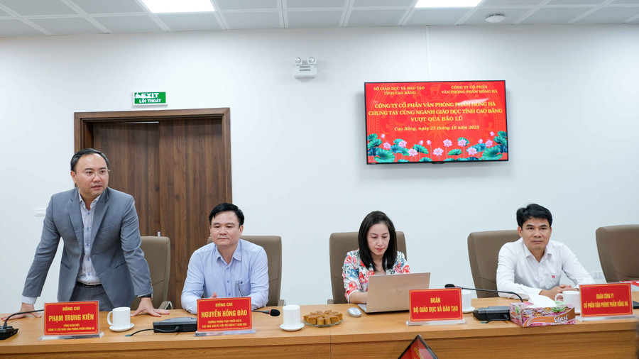 Ông Phạm Trung Kiên, Tổng Giám đốc Công ty Cổ phần văn phòng phẩm Hồng Hà chia sẻ khó khăn với ngành giáo dục Cao Bằng. dscf0843.jpg