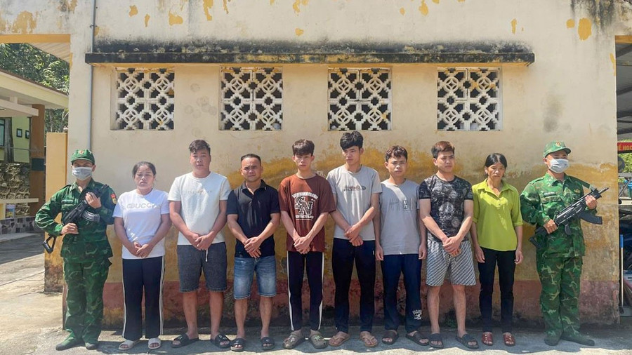 Các đối tượng trong đường dây tổ chức, môi giới cho người nước ngoài nhập cảnh trái phép bị bắt giữ tại Đồn Biên phòng Đàm Thủy. Ảnh: H.D