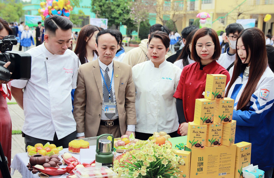Hội thi ẩm thực với các món ăn sáng tạo, chế biến từ trà tại trường THPT Khánh Hòa (Thái Nguyên).