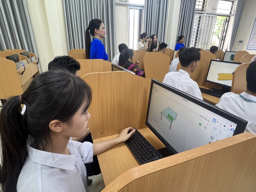 Học sinh THPT tham dự Cuộc thi thiết kế 3D sáng tạo nông cụ “Thái Nguyên xanh” do Sở Giáo dục và Đào tạo tỉnh Thái Nguyên phối hợp với Trường Đại học Công nghệ - Thông tin và Truyền thông (Đại học Thái Nguyên) tổ chức.