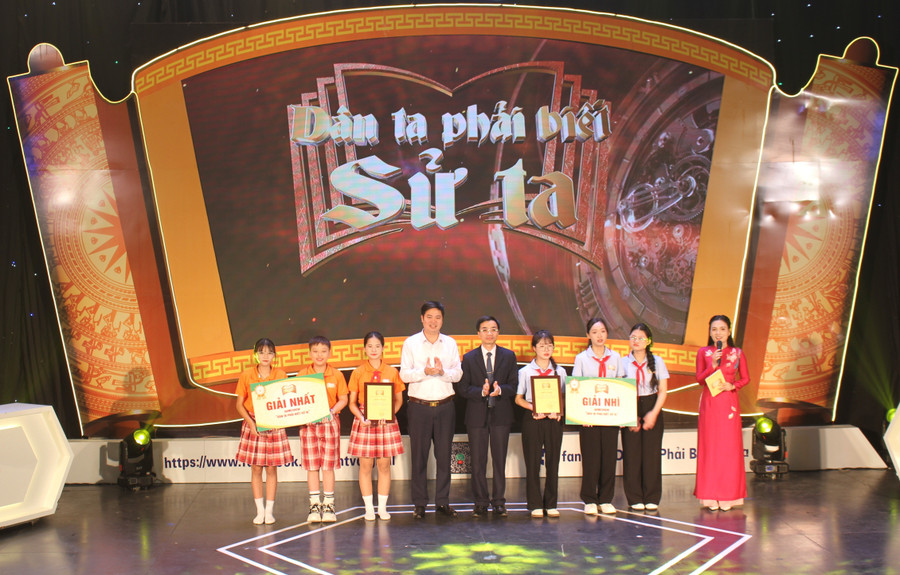 Ban tổ chức trao thưởng cho các đội thi tại chương trình mở màn.