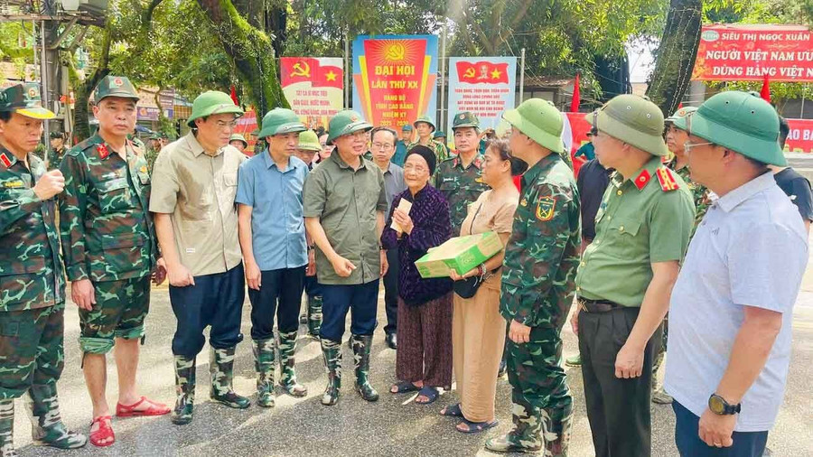 Phó Thủ tướng Trần Hồng Hà chia sẻ khó khăn, động viên người dân phường Thục Phán (Cao Bằng) bị ảnh hưởng bởi bão số 11.