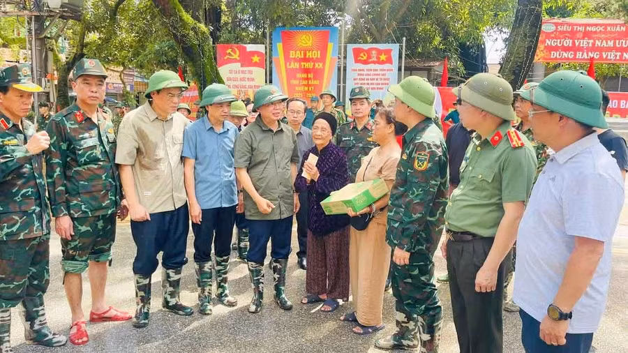 Phó Thủ tướng Trần Hồng Hà chia sẻ khó khăn, động viên người dân phường Thục Phán (Cao Bằng) bị ảnh hưởng bởi bão số 11.