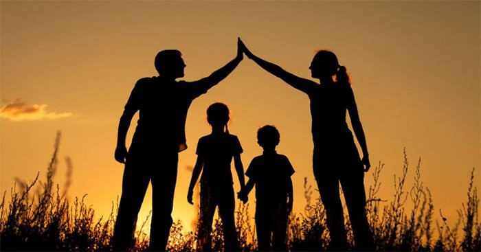 Cả bài thơ chính “Nghĩa Mẹ, công Cha” và bài thơ ẩn đều tô đậm giá trị vĩ đại của tình mẹ và nghĩa cha (Ảnh minh họa). tinh-me-cha.jpg
