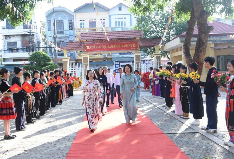 Lãnh đạo tỉnh Lạng Sơn dự, chúc mừng các nhà trường nhân ngày khai giảng.
