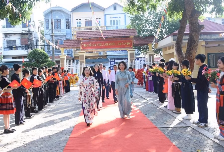 Lãnh đạo tỉnh Lạng Sơn dự, chúc mừng các nhà trường nhân ngày khai giảng.