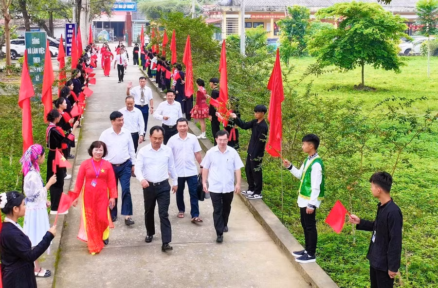 Bí thư Tỉnh ủy Thái Nguyên Trịnh Việt Hùng dự Lễ khai giảng Trường Phổ thông Dân tộc nội trú THPT số 2 Thái Nguyên.