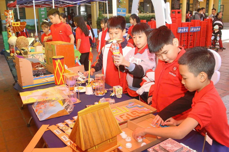 Học sinh trường Tiểu học Nguyễn Huệ (phường Phan Đình Phùng, tỉnh Thái Nguyên) hào hứng tham gia ngày hội khám phá sáng tạo. nh2.jpg