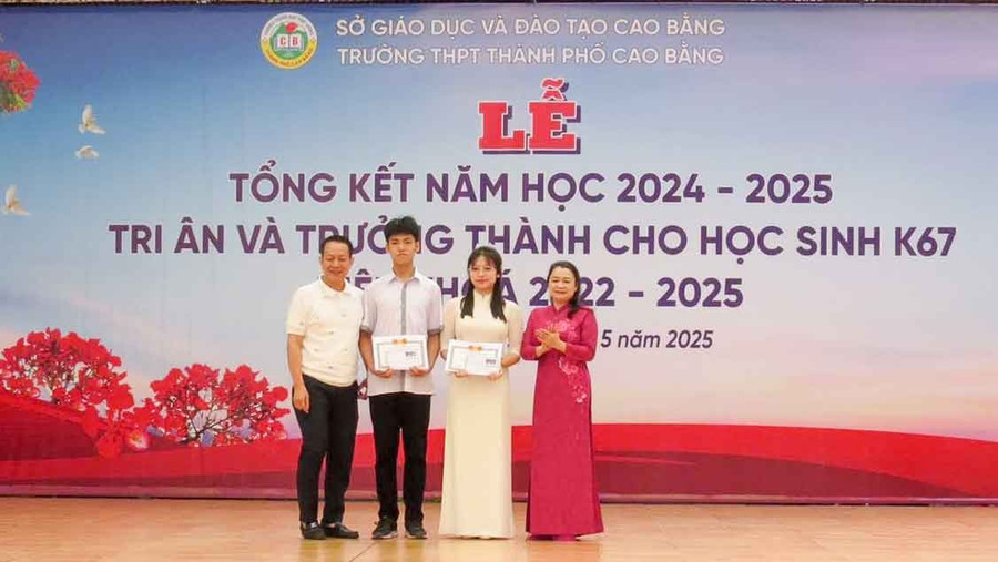 Nhà giáo Ưu tú Phạm Minh Hương (ngoài cùng bên trái), Bí thư Đảng uỷ, Hiệu trưởng Trường THPT thành phố Cao Bằng khen thưởng học sinh có thành tích xuất sắc.