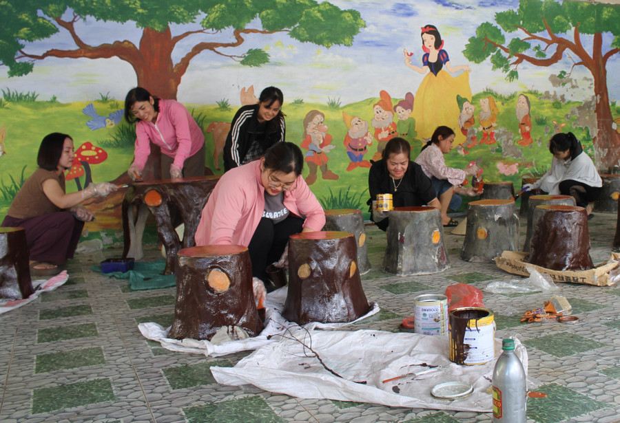 Cô giáo Trường Tiểu học Quang Vinh tự tay sơn sửa bàn ghế đồ chơi, vẽ trang trí cho không gian hoạt động tập thể. th1.jpg