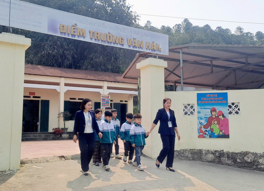 Cô và trò ở điểm trường vùng sâu nỗ lực vượt khó, duy trì và nâng cao kết quả dạy - học. f923eb50bfcc0d9254dd.jpg