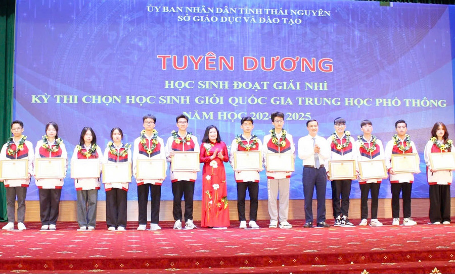 Ông Vũ Duy Hoàng, Trưởng Ban Tuyên giáo và Dân vận Tỉnh ủy; bà Mai Thị Thúy Nga, Phó Chủ tịch HĐND tỉnh Thái Nguyên trao khen thưởng cho HS đoạt giải cao tại Kỳ thi chọn học sinh giỏi quốc gia. 5097742a9bea2eb477fb.jpg