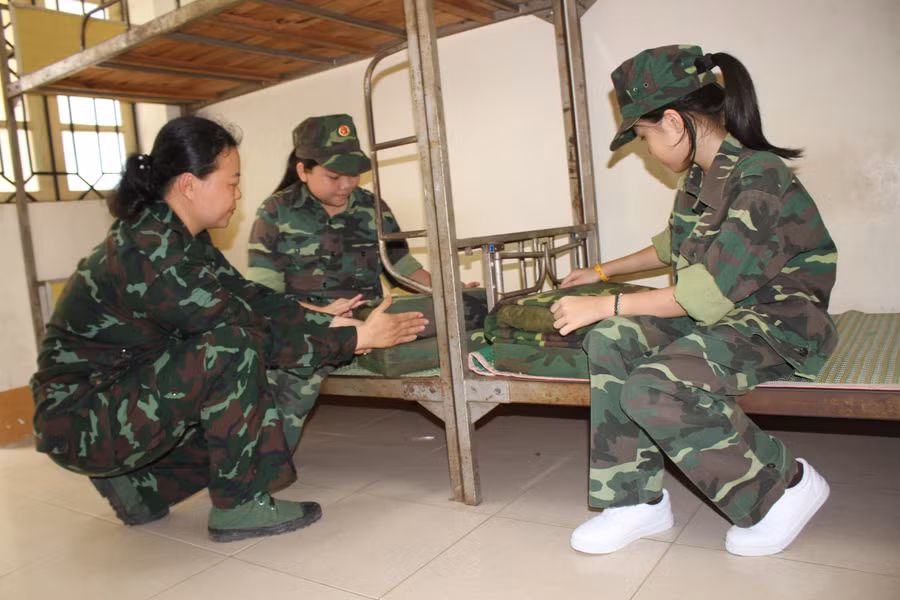 Các học viên nhí tham gia chương trình “Chúng em học làm chiến sĩ” tại Trung tâm Giáo dục Quốc phòng và an ninh - Đại học Thái nguyên.