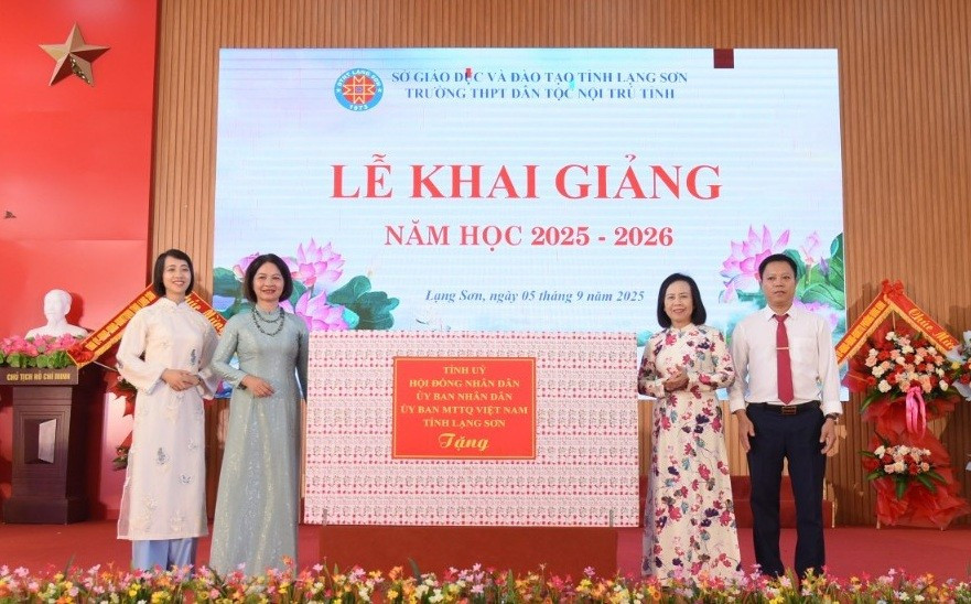 Bà Đoàn Thị Hậu, Phó Bí thư Thường trực Tỉnh ủy, Chủ tịch HĐND tỉnh Lạng Sơn trao quà cho Trường THPT Dân tộc nội trú tỉnh. ls1.jpg