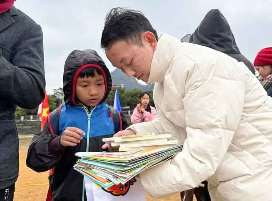 Giàng A Lanh trao quà hỗ trợ học sinh nghèo vượt khó.