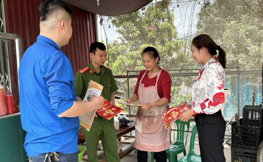 Công an, cán bộ địa phương ở Cao Bằng tuyên truyền công nghệ số đến người dân. Ảnh: BCB