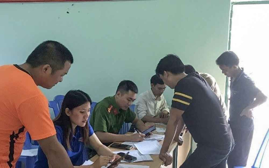 Lực lượng đoàn viên thanh niên và Công an Cao Bằng hướng dẫn người dân kỹ năng sử dụng công nghệ số. Ảnh: K.T chuyen-doi-so-cao-bang-5045.jpg