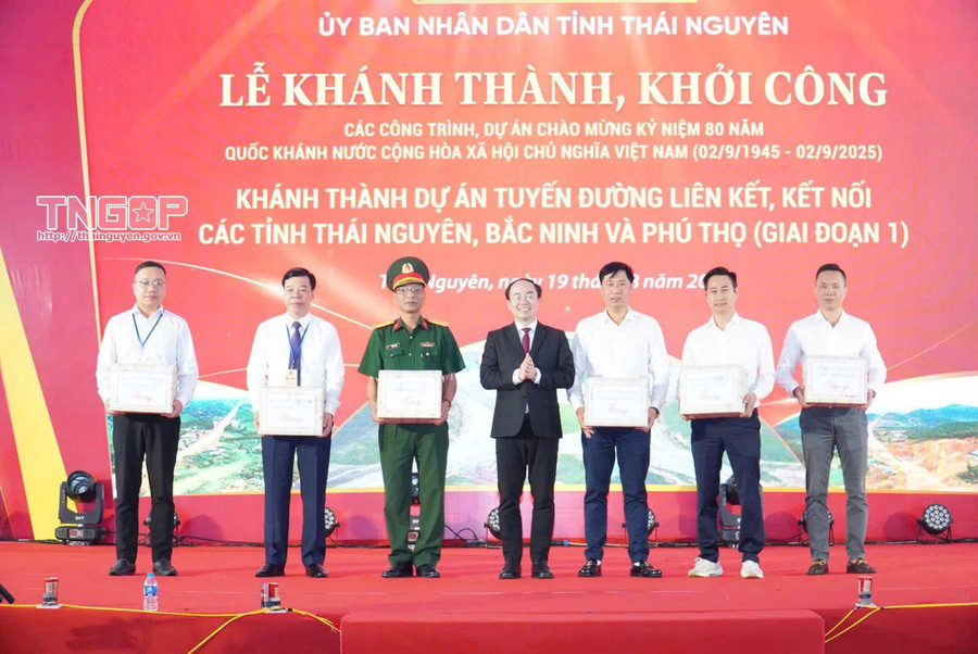 Ông Nguyễn Đăng Bình, Phó Bí thư Thường trực Tỉnh ủy, Chủ tịch HĐND tỉnh Thái Nguyên tặng quà động viên đại diện các đơn vị liên quan trong thực hiện Dự án. 6.jpg