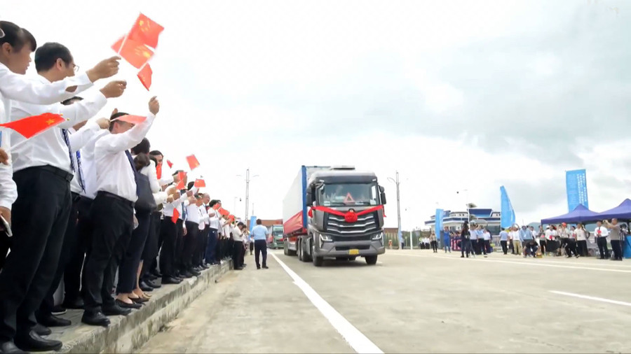 Nghi lễ thông xe hàng hóa tại Cửa khẩu quốc tế Tà Lùng - Thủy Khẩu. (Ảnh: CBH) thong-quan-ta-lung.jpg