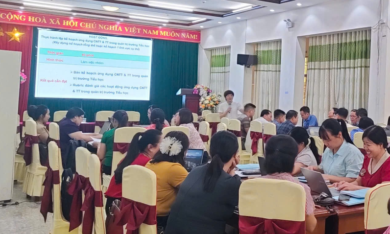 Cán bộ quản lý cấp tiểu học tại Lạng Sơn tham gia chương trình tập huấn.