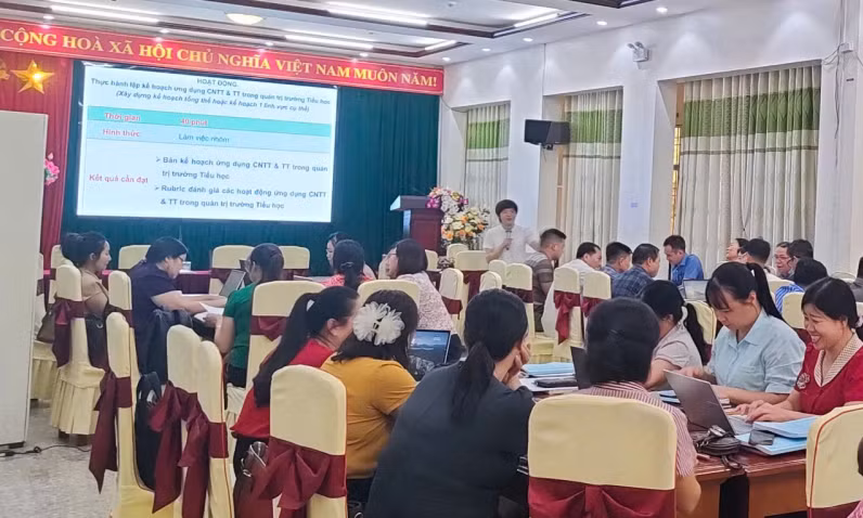 Cán bộ quản lý cấp tiểu học tại Lạng Sơn tham gia chương trình tập huấn.