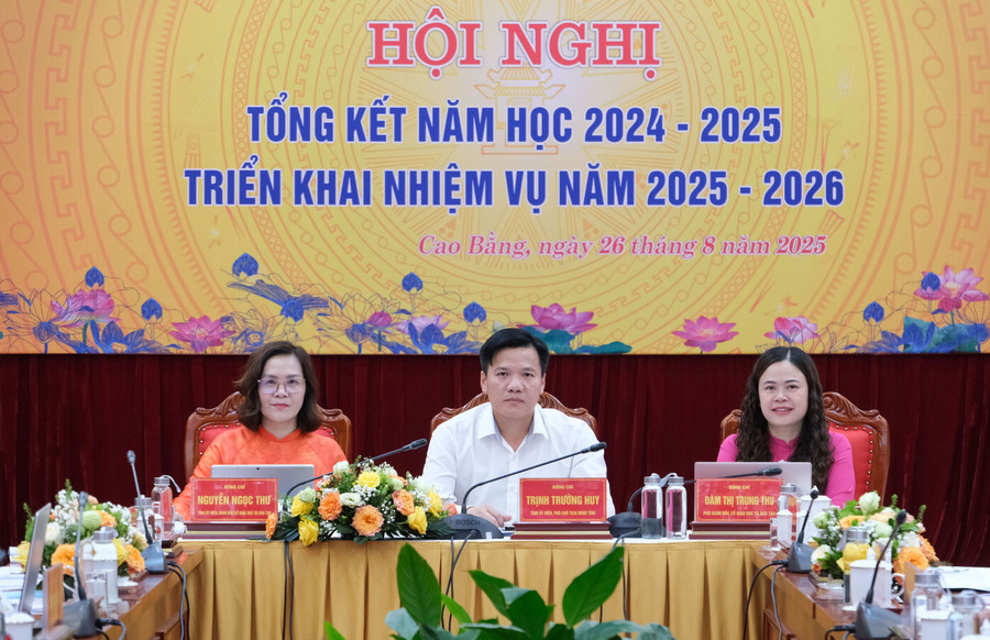 Leaders of the Provincial People's Committee and the Department of Education and Training of Cao Bang province chaired the Conference. giao-duc-cao-bang-3.jpg