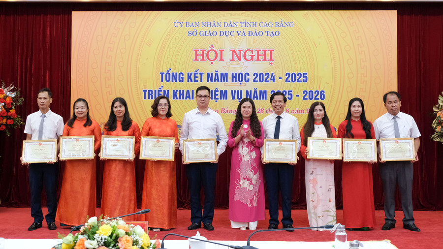 9 individuals received Certificates of Merit from the Ministry of Education and Training. giao-duc-cao-bang-6.jpg