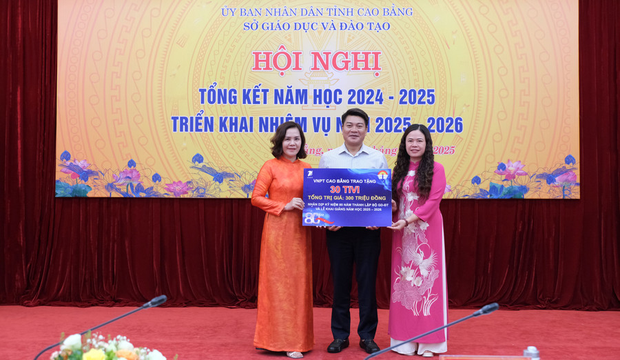 The provincial Department of Education and Training received 30 televisions. giao-duc-cao-bang-10.jpg