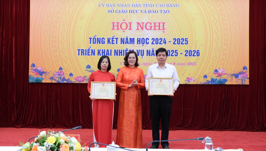 2 groups received Certificates of Merit from the Ministry of Education and Training. giao-duc-cao-bang-7.jpg