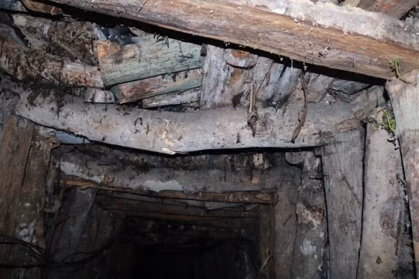 Hầm lò tiềm ẩn nhiều nguy cơ tai nạn, trong đó có ngạt khí (Ảnh minh họa).