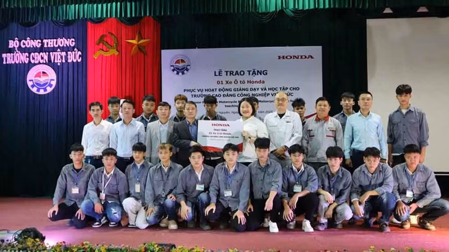 Đại diện Trường Cao đẳng Công nghiệp Việt Đức, Khoa Công nghệ ô tô nhận trao tặng của Honda Việt Nam.