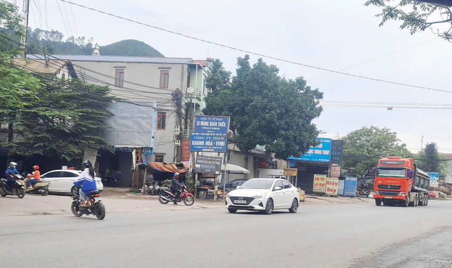 Đoạn đường quốc lộ rẽ vào cổng trường THPT Khánh Hòa (Thái Nguyên) luôn tiềm ẩn nguy cơ mất an toàn. 