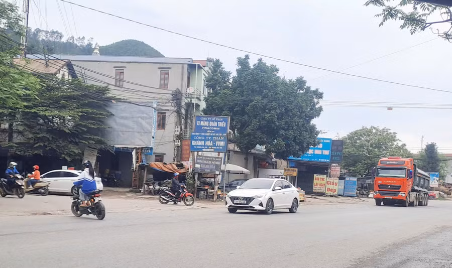 Đoạn đường quốc lộ rẽ vào cổng trường THPT Khánh Hòa (Thái Nguyên) luôn tiềm ẩn nguy cơ mất an toàn. 