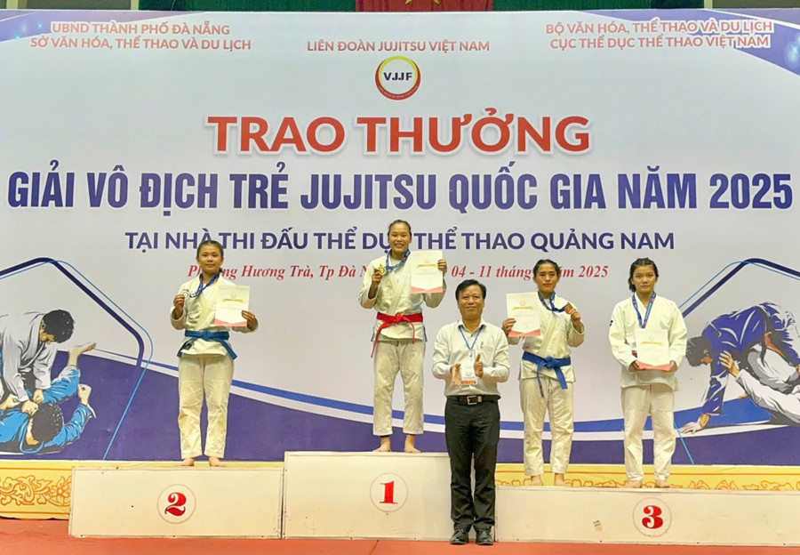 Vận động viên Phụng Mùi Nhình, Đoàn Cao Bằng đoạt Huy chương Vàng ở hạng cân dưới 52kg nữ.