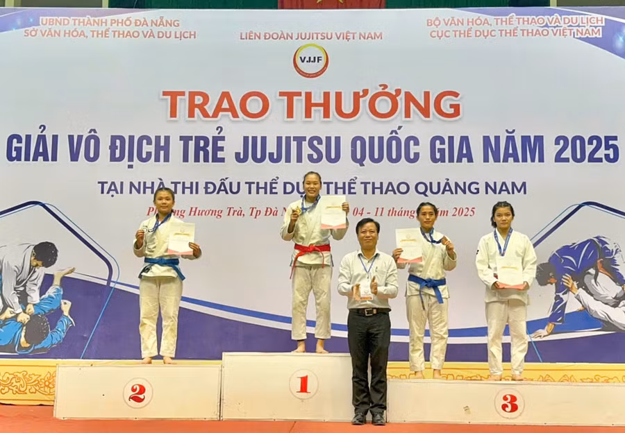 Vận động viên Phụng Mùi Nhình, Đoàn Cao Bằng đoạt Huy chương Vàng ở hạng cân dưới 52kg nữ.