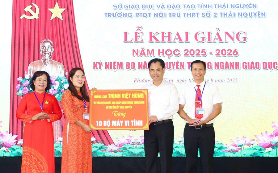 Bí thư Tỉnh ủy Thái Nguyên Trịnh Việt Hùng tặng quà Trường Phổ thông Dân tộc nội trú THPT số 2 Thái Nguyên tại Lễ khai giảng. ld1.jpg