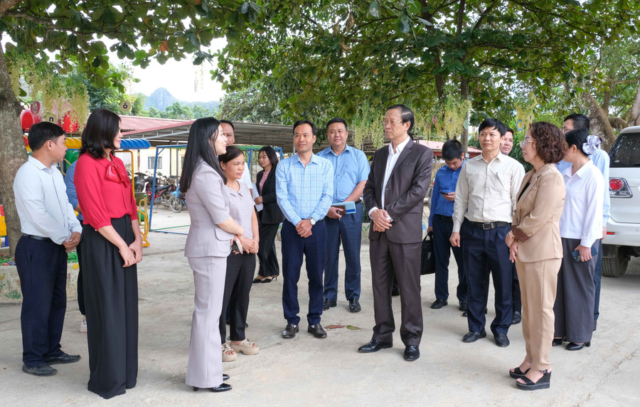 Thứ trưởng Thường trực Phạm Ngọc Thưởng và đoàn công tác thăm hỏi, chia sẻ, động viên cán bộ giáo viên Trường Mầm non Yên Bình. ls4.jpg