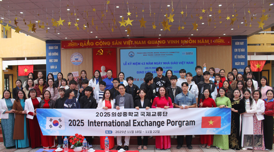 Đoàn cán bộ giáo viên và học sinh Trường Trung học Uiseong (Hàn Quốc) giao lưu tại trường THCS Nha Trang.