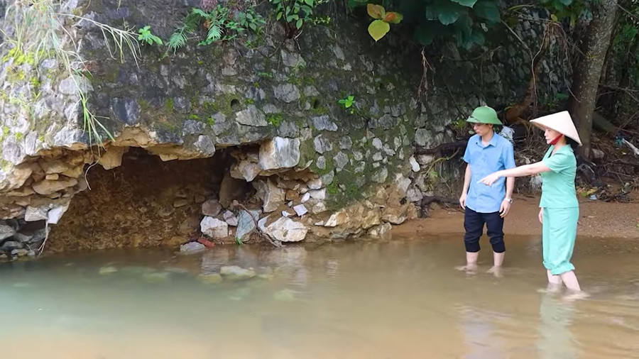 Đại diện Trường Phổ thông Dân tộc nội trú THCS Nguyễn Bỉnh Khiêm và xã Võ Nhai kiểm tra khu vực sạt lở. ho-sut-nguyen-binh-khiem-3.jpg