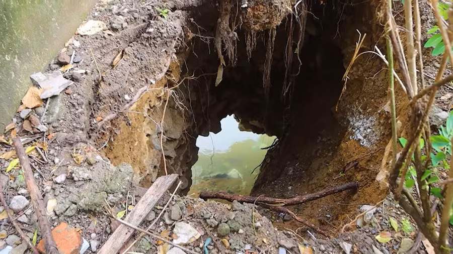 Hố sụt có đường kính khoảng 3m, sâu khoảng 5m, thông xuống suối Cạn.