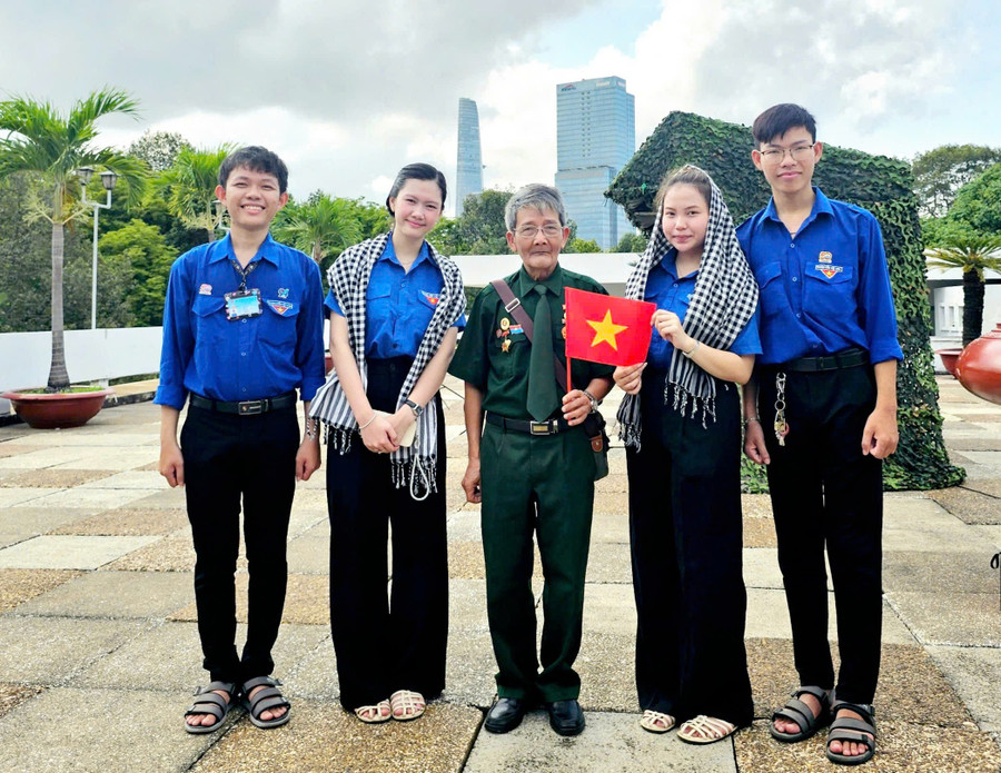 Thầy giáo cựu chiến binh Lê Kim Hà gặp gỡ, trò chuyện cùng các bạn trẻ nhân dịp kỷ niệm 50 năm Ngày Giải phóng miền Nam, thống nhất đất nước.