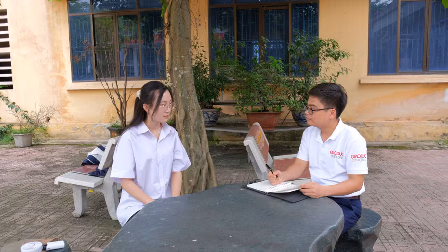 Em Đàm Thị Thanh Hằng – đỗ đầu Kỳ thi tốt nghiệp THPT của tỉnh Cao Bằng trao đổi với phóng viên Báo GD&TĐ.