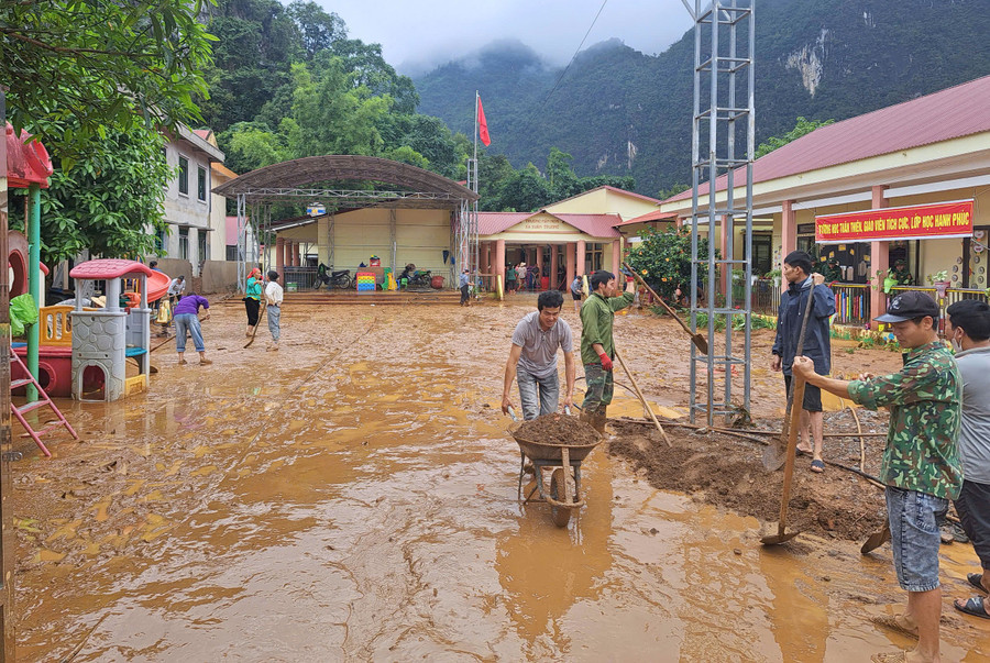 Forces support kindergarten clean up after storm. cao-bang-khac-phuc-hau-qua-mua-bao-3.jpg