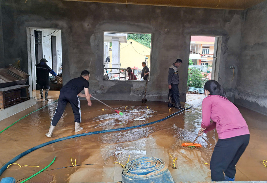 Some schools under construction and repair suffered heavy damage because they could not move their assets to higher ground in time. cao-bang-khac-phuc-hau-qua-mua-bao-4.jpg