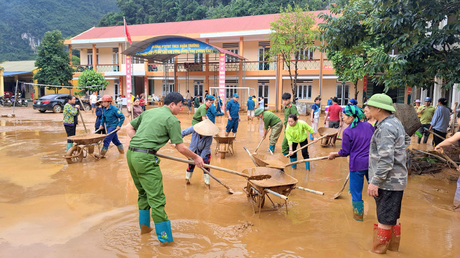 Các lực lượng, người dân phối hợp hỗ trợ dọn dẹp Trường Phổ thông dân tộc bán trú THCS Xuân Trường (Cao Bằng).