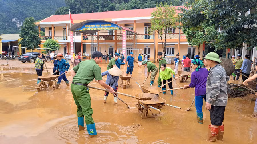 Các lực lượng, người dân phối hợp hỗ trợ dọn dẹp Trường Phổ thông dân tộc bán trú THCS Xuân Trường (Cao Bằng).
