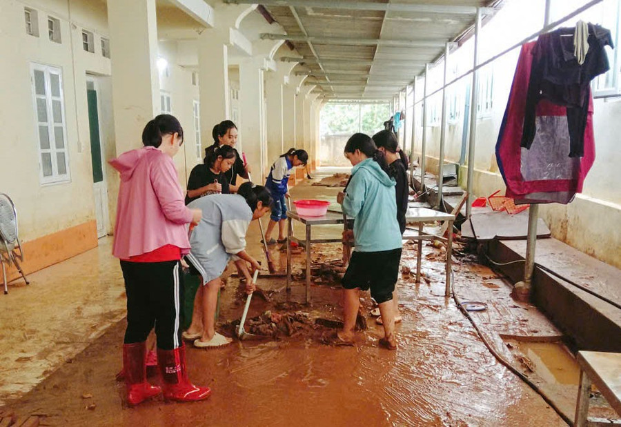 Teachers and students staying at a boarding school in Cao Bang clean up mud after the storm. cao-bang-khac-phuc-hau-qua-mua-bao-2.jpg