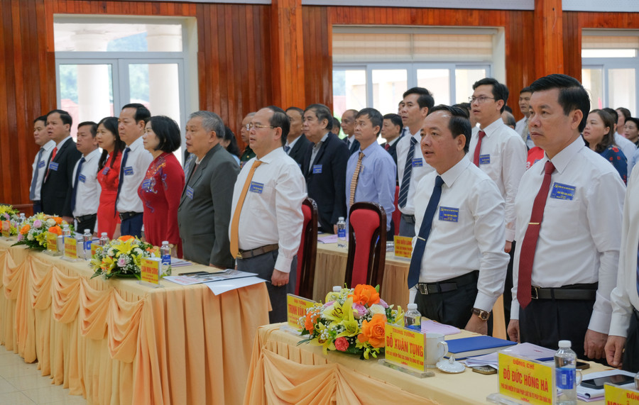 Các đại biểu thực hiện nghi lễ chào cờ tại Đại hội. dai-bieu.jpg